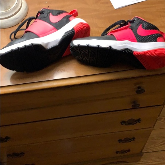 Girls Nike shoes - Picture 4 of 5